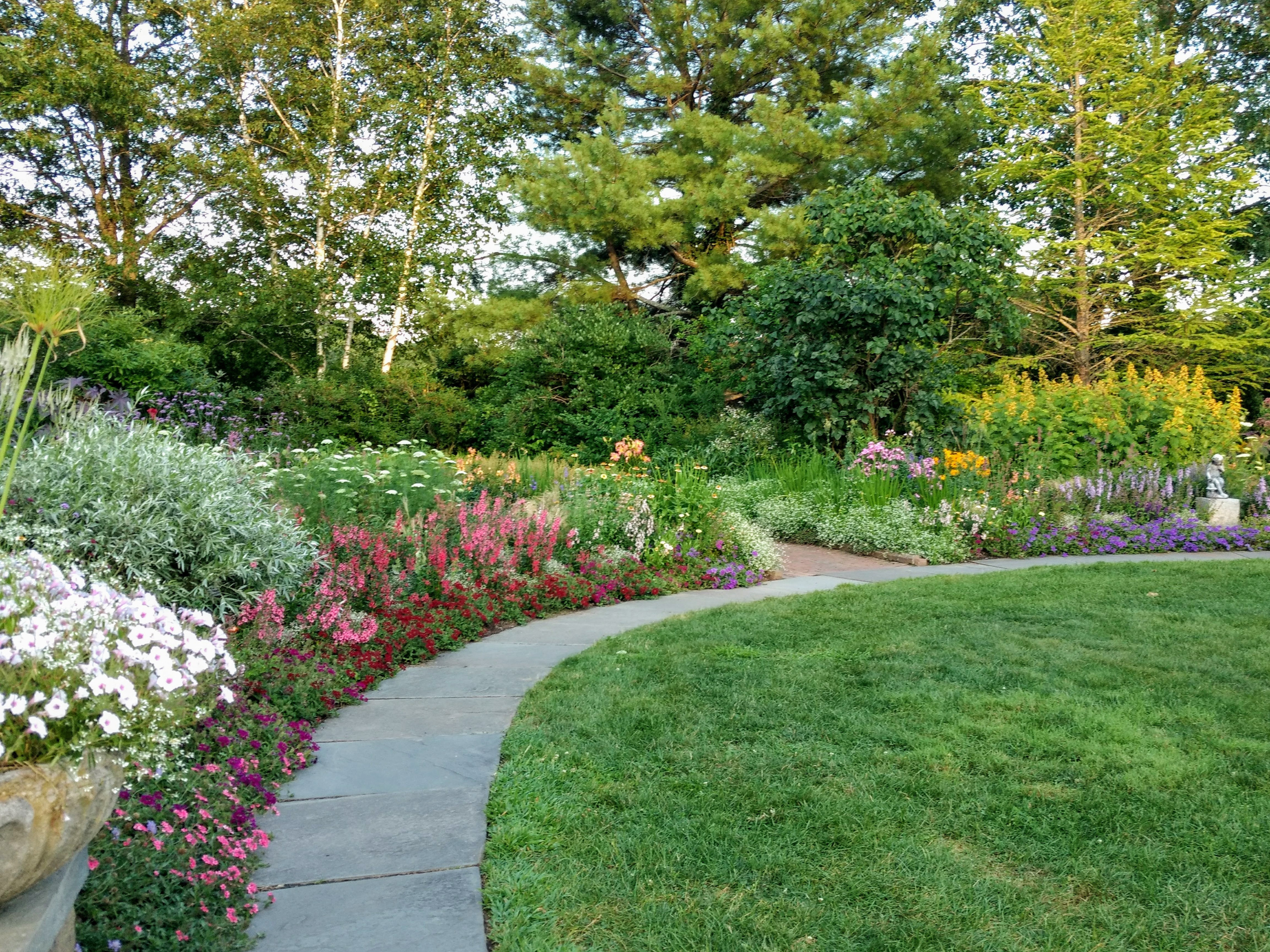 Благоустройство участка частного дома в Луганске и Луганская область
